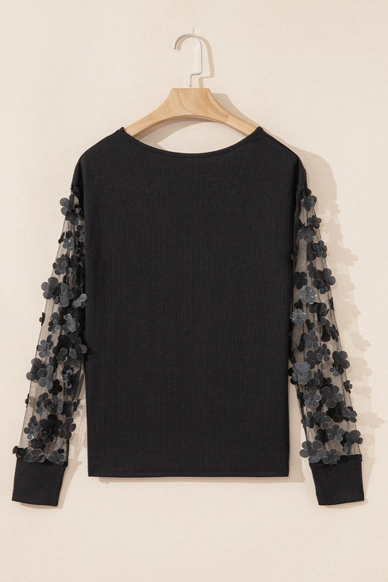 Blusa manga larga con cuello en V y malla con apliques de flores negra