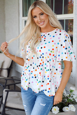 Blusa branca colorida de bolinhas coloridas de manga curta enrugada
