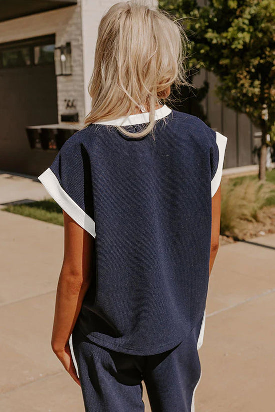Camiseta de bolso de bloco azul marinho e calças de perna larga