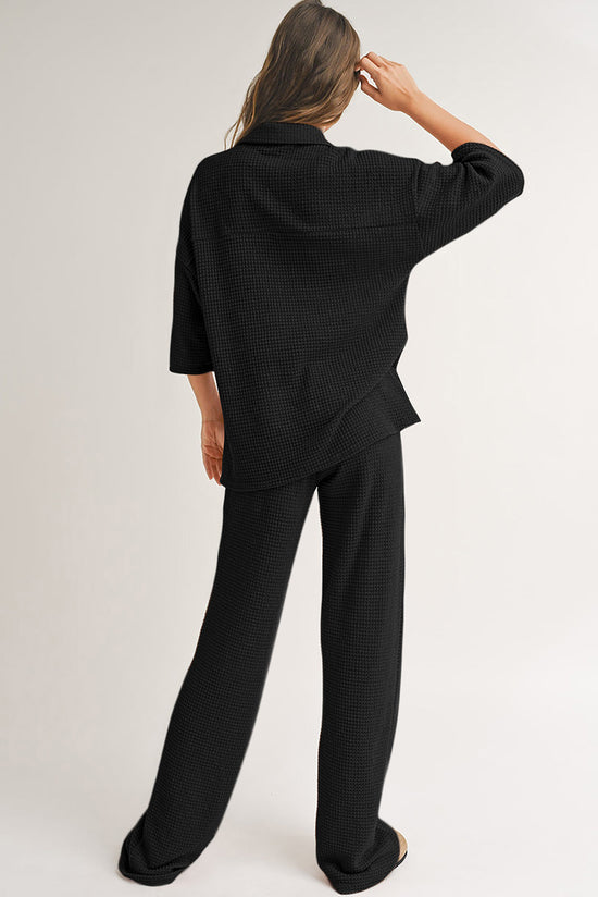 Camisa abotonada con textura de color sólido negro y pantalones casuales