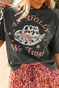Grey We Confidiamo nel tee grafico di Dolly Western