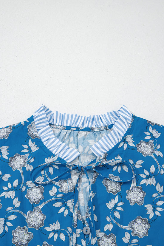 Blusa de manga curta com estampa floral azul com botão e gola listrada