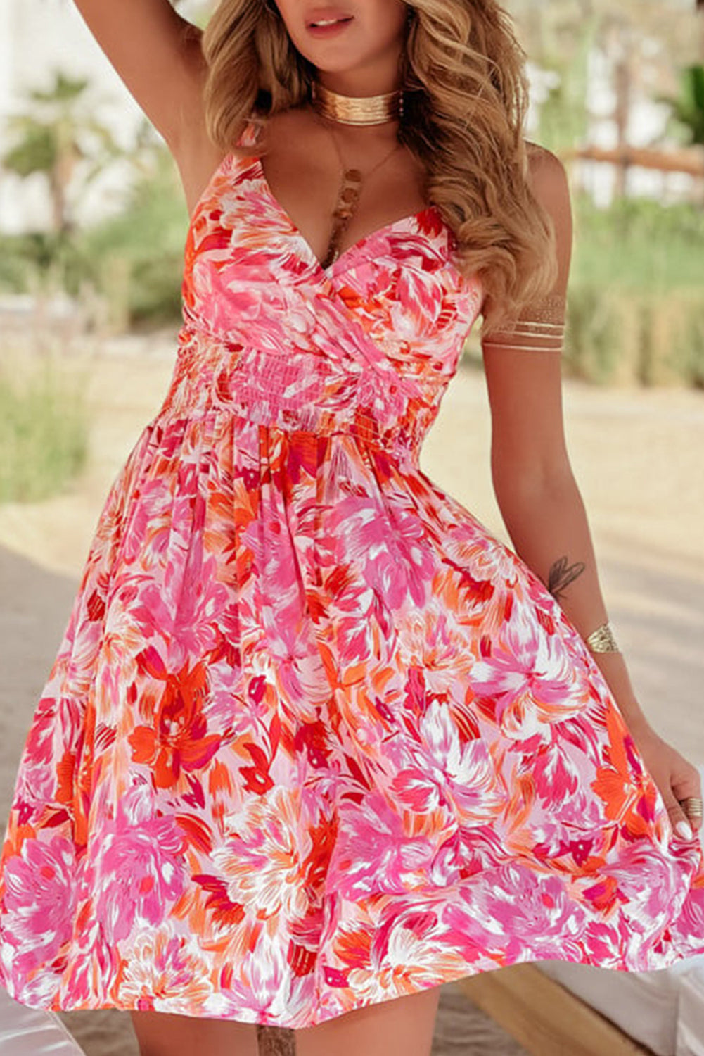 Mini vestido tirantes finos florales con cuello sobrepelliz y cintura fruncida rojo