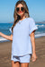 Top a manicotto corto a maglia nera e pantaloncini da cofano
