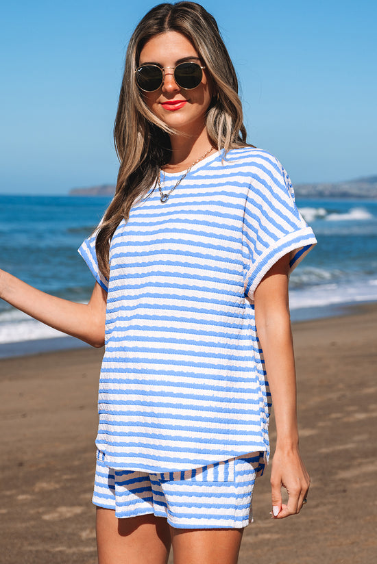 Top a manicotto corto a maglia nera e pantaloncini da cofano