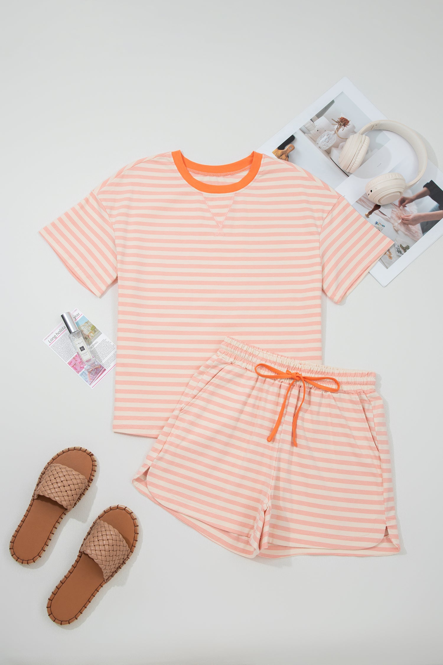 Conjunto de camiseta holgada con cuello en contraste de rayas rosadas y pantalones cortos con cordón