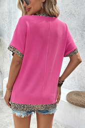 Textura con cordón de mosaico de leopardo rosa brillante V Camiseta de cuello