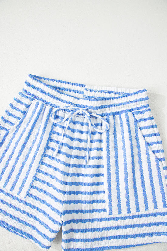 Top a manicotto corto a maglia nera e pantaloncini da cofano