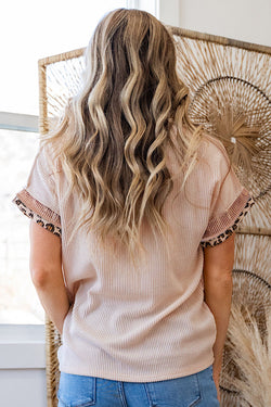 Maglietta con il collo in maglia con carnagio con corda di maglia