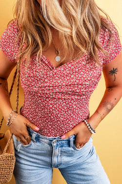 Testa floreale a manica corta a V rossa a V.