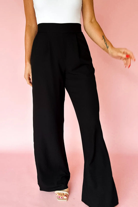 Pantalon droit ample à taille haute élastique rouge vif avec détails plissés