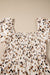Robe beige à petites fleurs et imprimé floral, smockée, col carré, volants, manches courtes