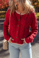 Cardigan con il bordo del bordo del bordo del bordo di colore rosso da corsa