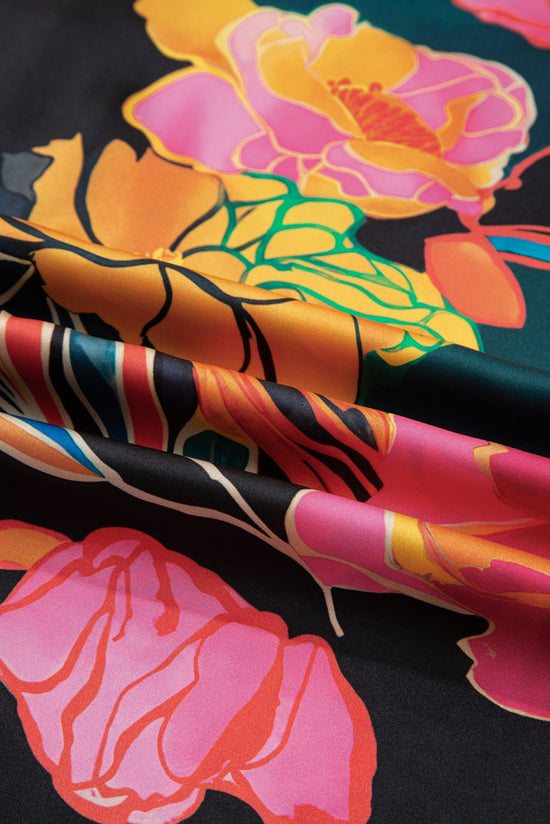 Camicetta con scollo a V e maniche a sbuffo con polsini smock con stampa floreale nera