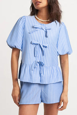 Detalle de Bowknot de rayas azul cielo Top de manga hinchada y pantalones cortos 2 piezas