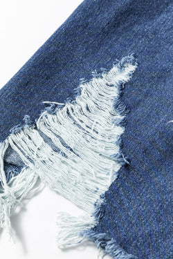 Lavandino luminoso blu cielo in difficoltà con la giacca di jeans sfilacciata