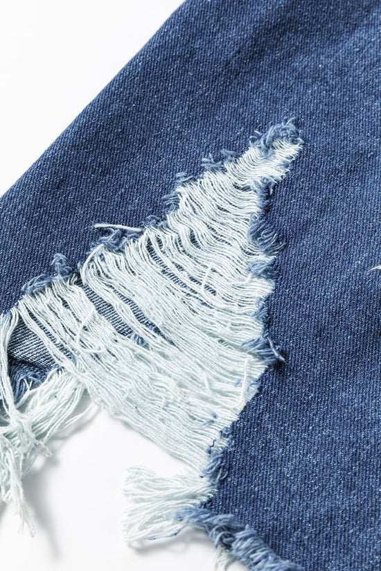 Lavandino luminoso blu cielo in difficoltà con la giacca di jeans sfilacciata