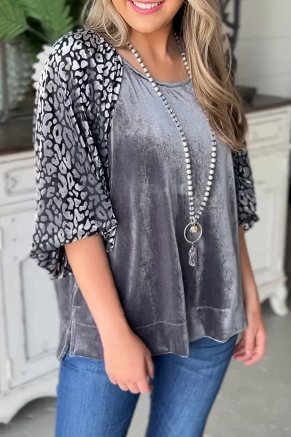 Blusa de terciopelo de la manga de empalme de leopardo gris medio