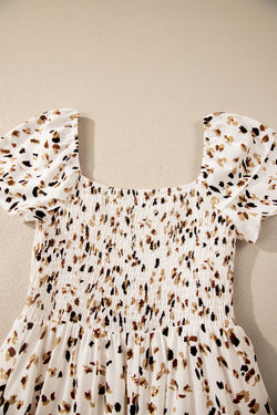 Vestido estampado floral de florecitas fruncido con cuello cuadrado y volantes de manga corta beige
