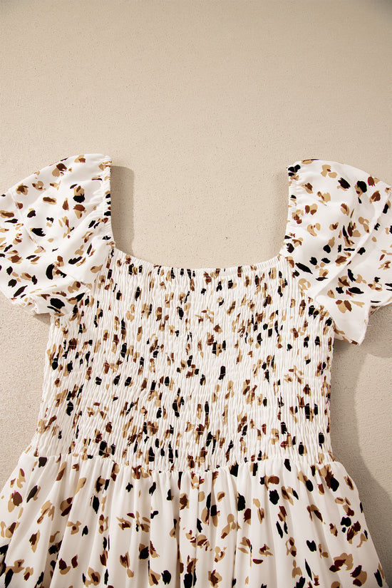 Robe beige à petites fleurs et imprimé floral, smockée, col carré, volants, manches courtes