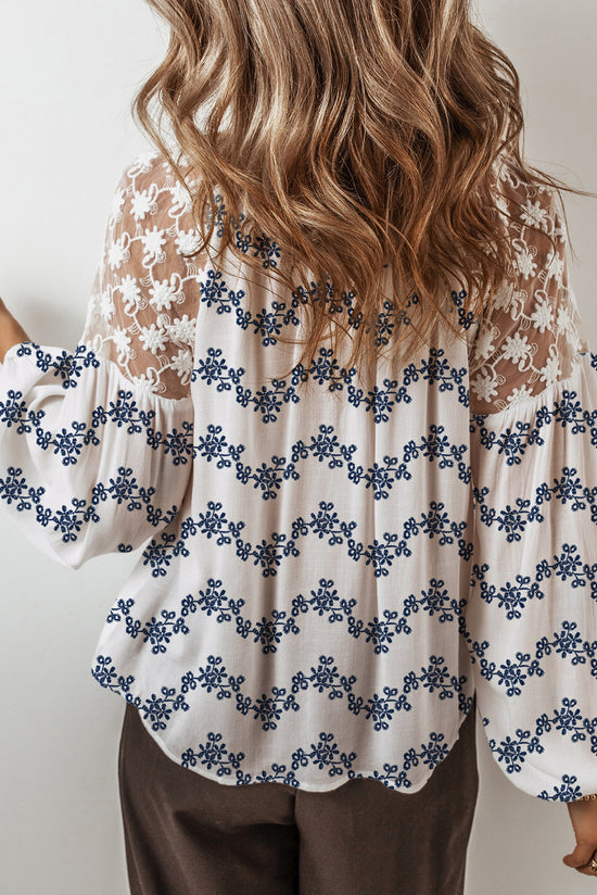 Chemisier bleu en dentelle patchwork floral à manches bulles et col fendu