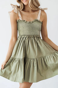 LAUREL Green Smocked corpete tira auto-brechas A mini vestido de babados em linha
