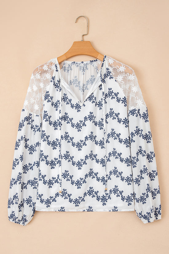Chemisier bleu en dentelle patchwork floral à manches bulles et col fendu