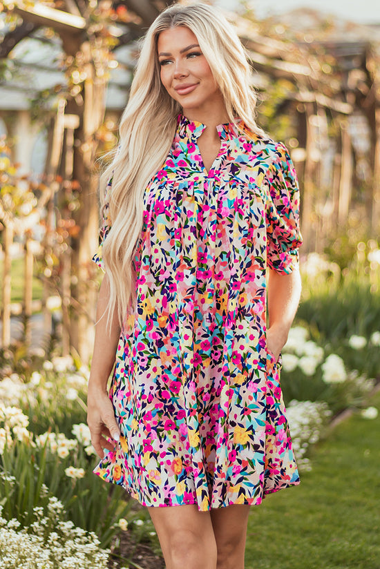 Mini-robe fleurie rose à manches courtes et col en V