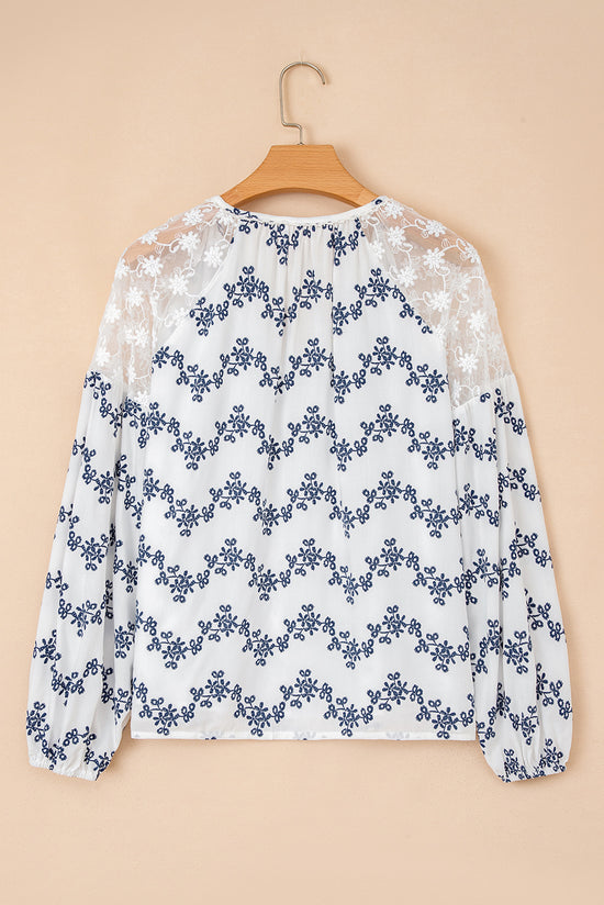 Chemisier bleu en dentelle patchwork floral à manches bulles et col fendu