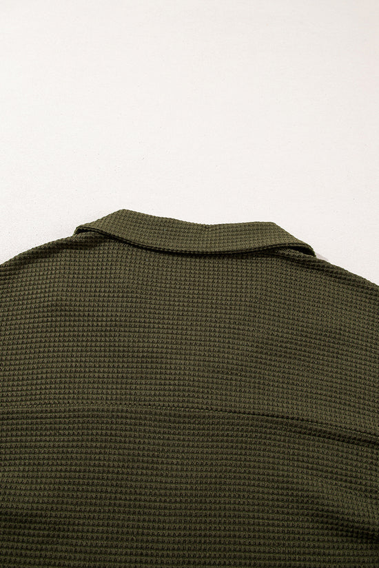 Camisa abotonada con textura de color sólido negro y pantalones casuales