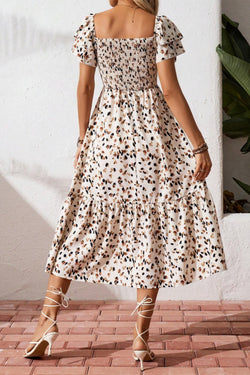 Vestido estampado floral de florecitas fruncido con cuello cuadrado y volantes de manga corta beige