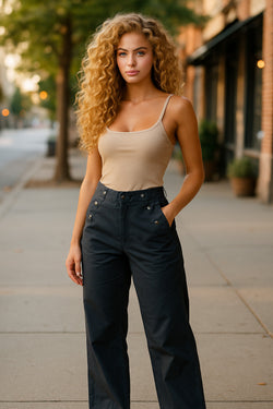 📦 Lot de 25 pantalons pour femmes — jeans mélangés, styles légers et d'été.