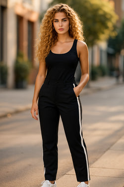 📦 Lot de 25 pantalons pour femmes — jeans mélangés, styles légers et d'été.