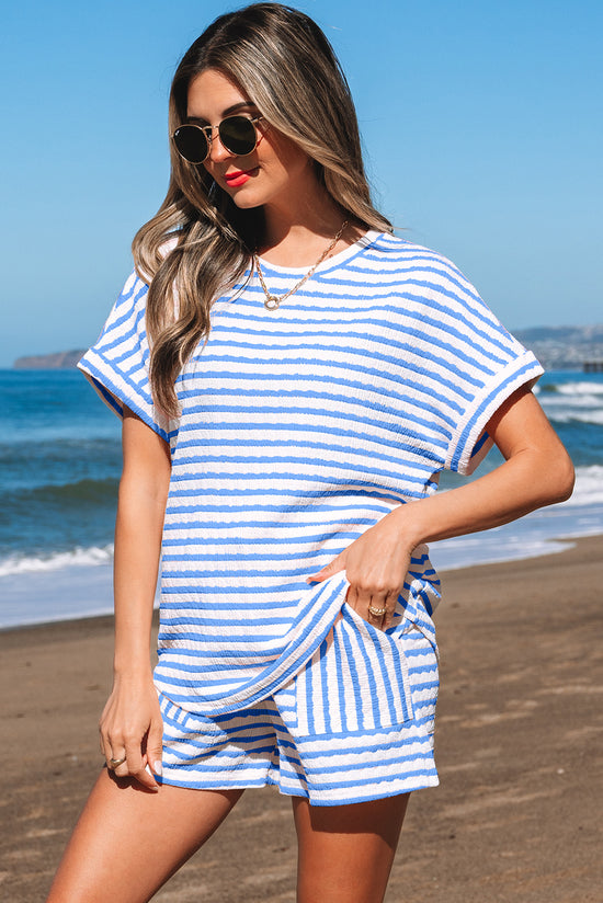 Top a manicotto corto a maglia nera e pantaloncini da cofano