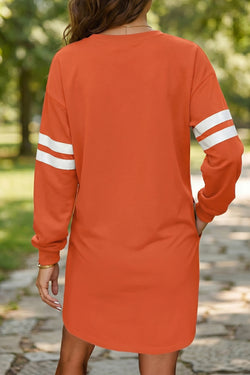 Vestido sudadera recto con mangas con bandas en contraste de equipo universitario en rojo fuego