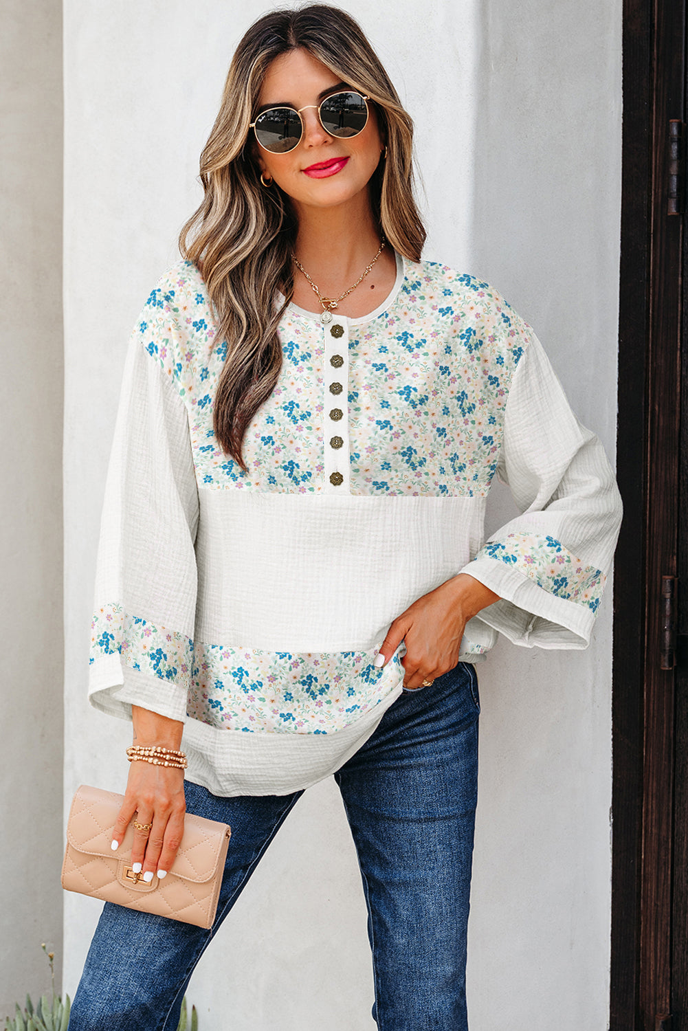 Blusa manga 3/4 con botones henley y patchwork de gasa con estampado floral azul cielo