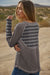 Top a manica lunga a costine di patchwork grigio