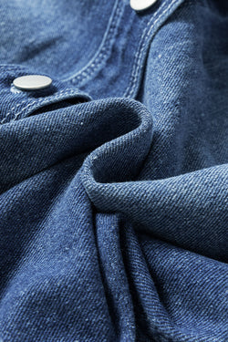 Lavandino luminoso blu cielo in difficoltà con la giacca di jeans sfilacciata