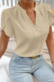 Blusa azul vela com decote entalhado e manga pétala