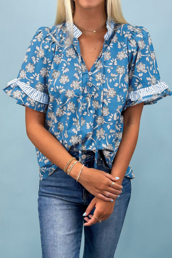 Blusa de manga curta com estampa floral azul com botão e gola listrada