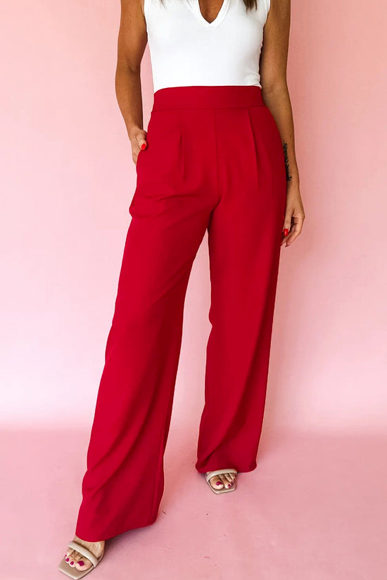 Pantalon droit ample à taille haute élastique rouge vif avec détails plissés