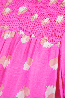 Vestido de manga de media hojaldre de shirred de color rosa brillante