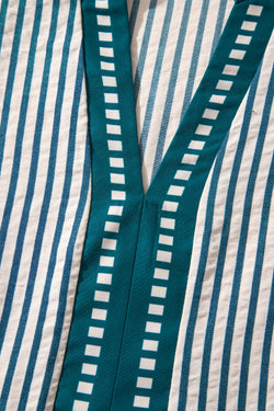 Vestido midi rayas con volantes dobles manga corta ribete en contraste cuello en V marrón